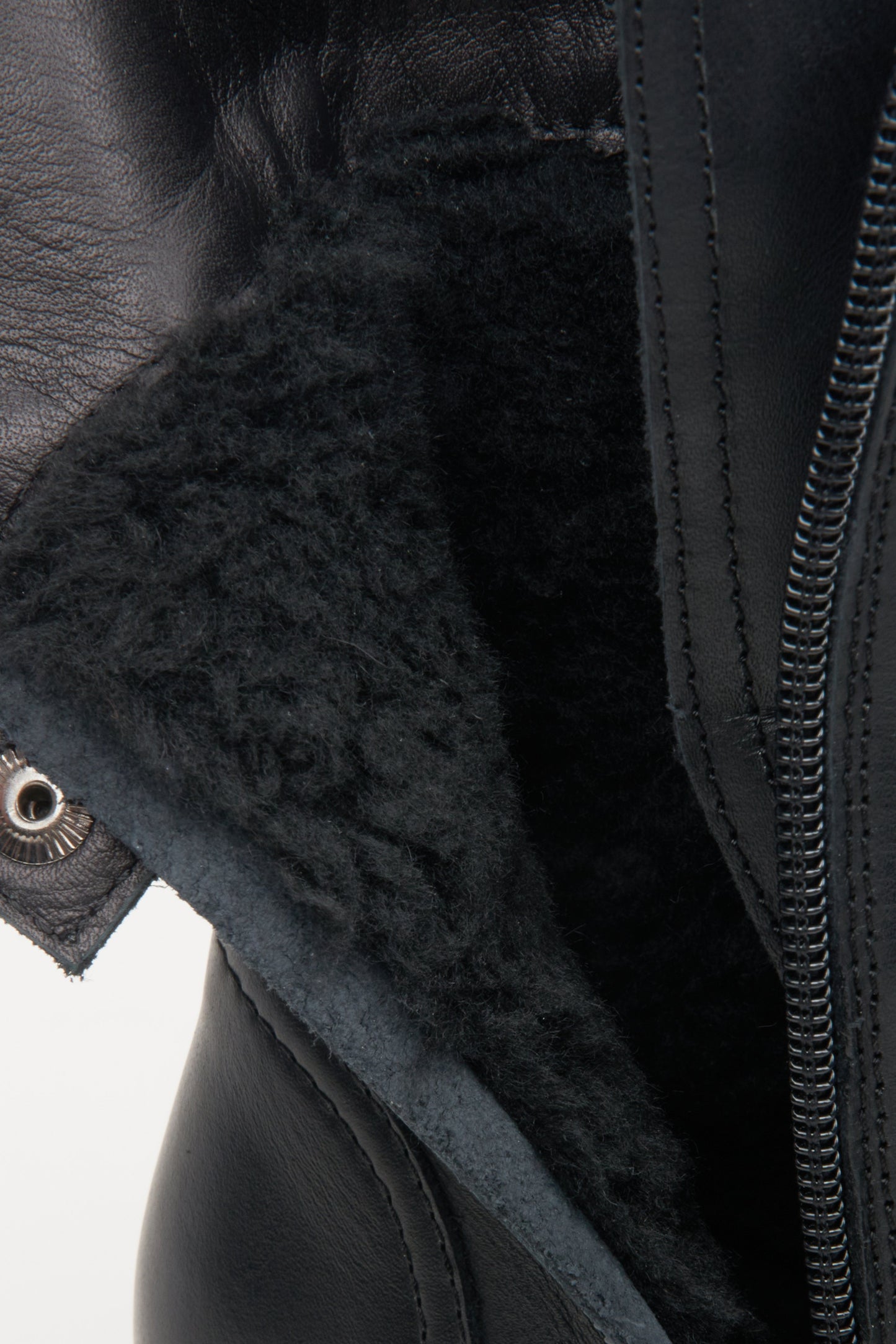 Skórzane, czarne botki damskie na zimę Estro z ocieplającym wsadem - zbliżenie na wnętrze buta.