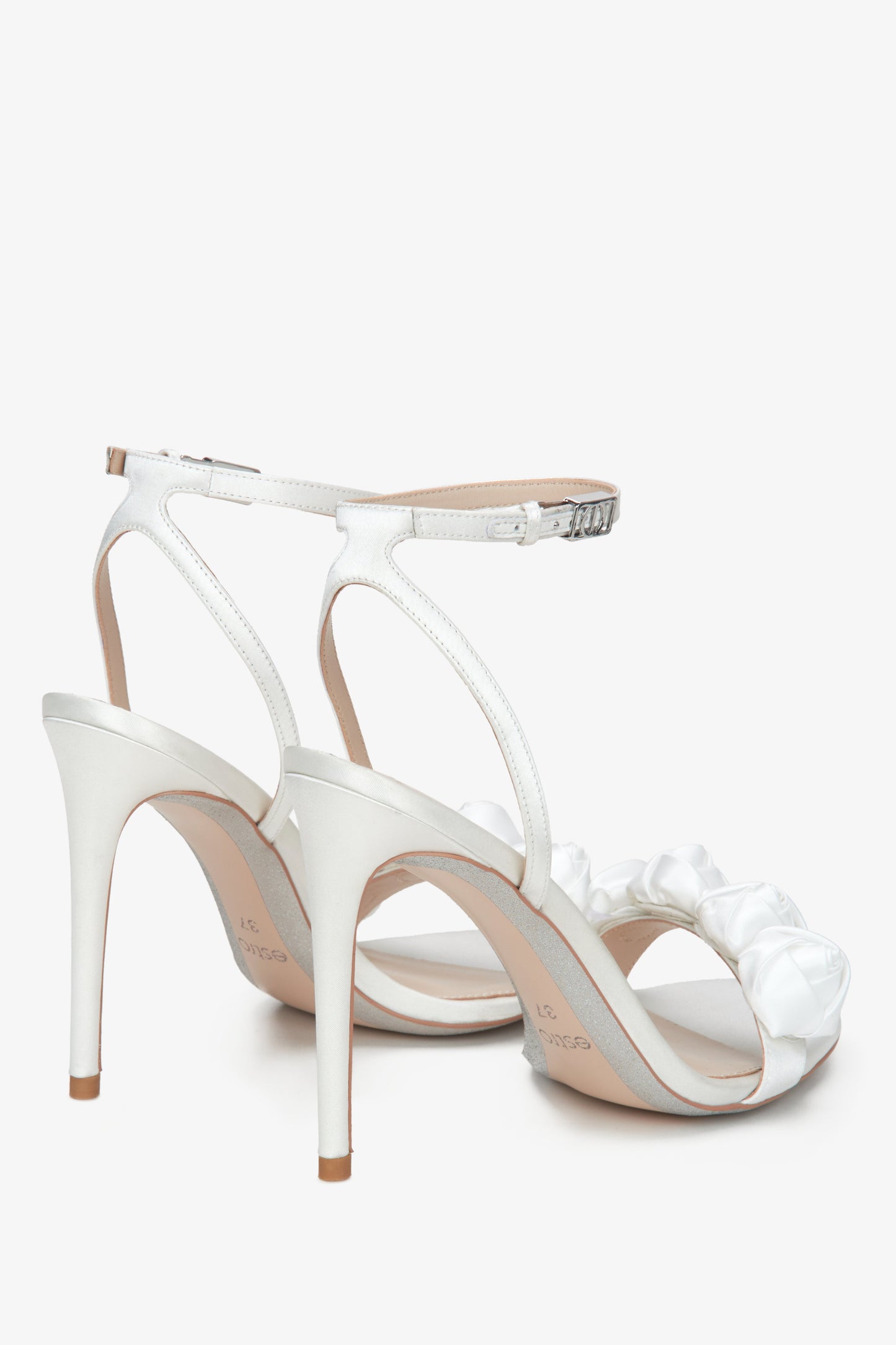 Białe sandałki damskie na obcasie Estro - zbliżenie na obcas.