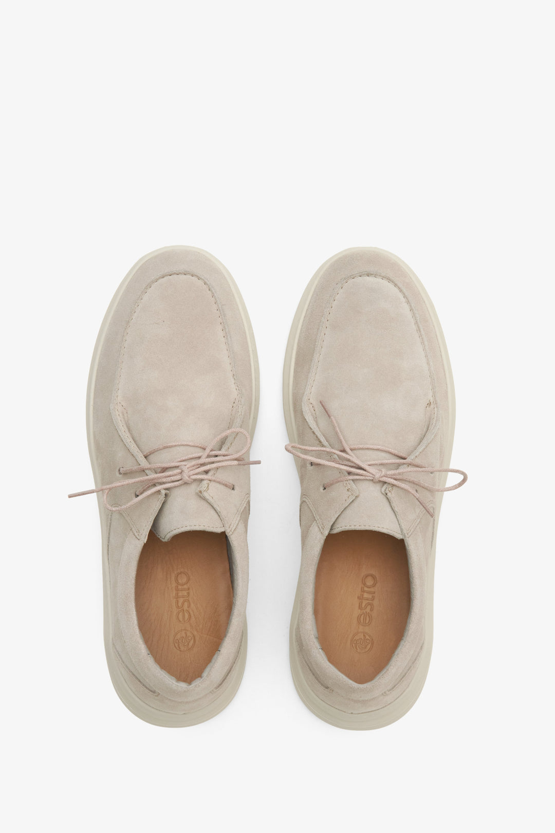 Półbuty męskie z weluru naturalnego w kolorze beżowym Estro - prezentacja modelu z góry.