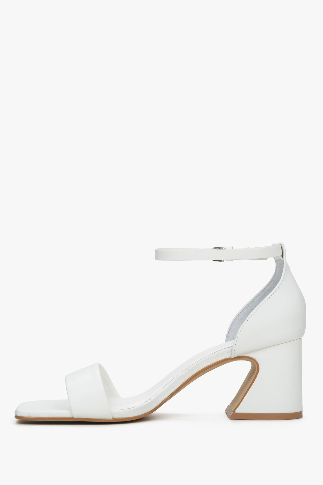 Damskie białe sandały na obcasie Estro - profil buta.
