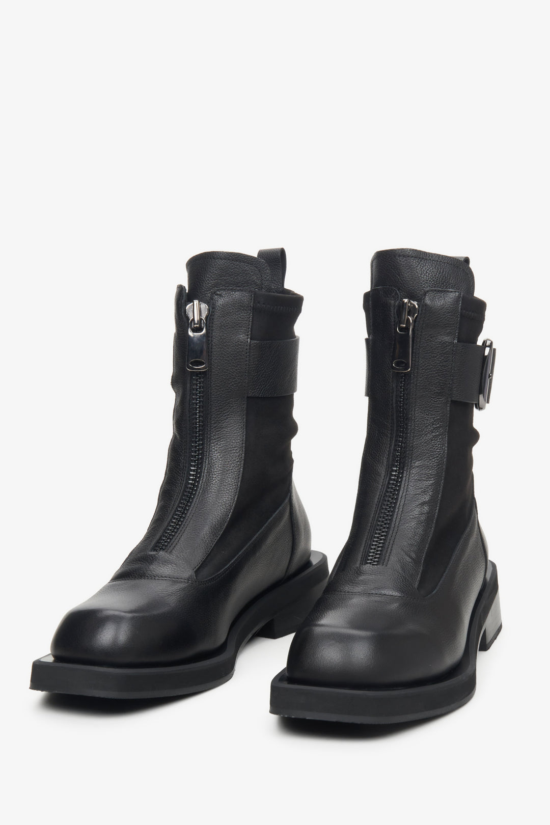 Botki damskie czarne z elastyczną cholewą Estro - zbliżenie na przód butów.