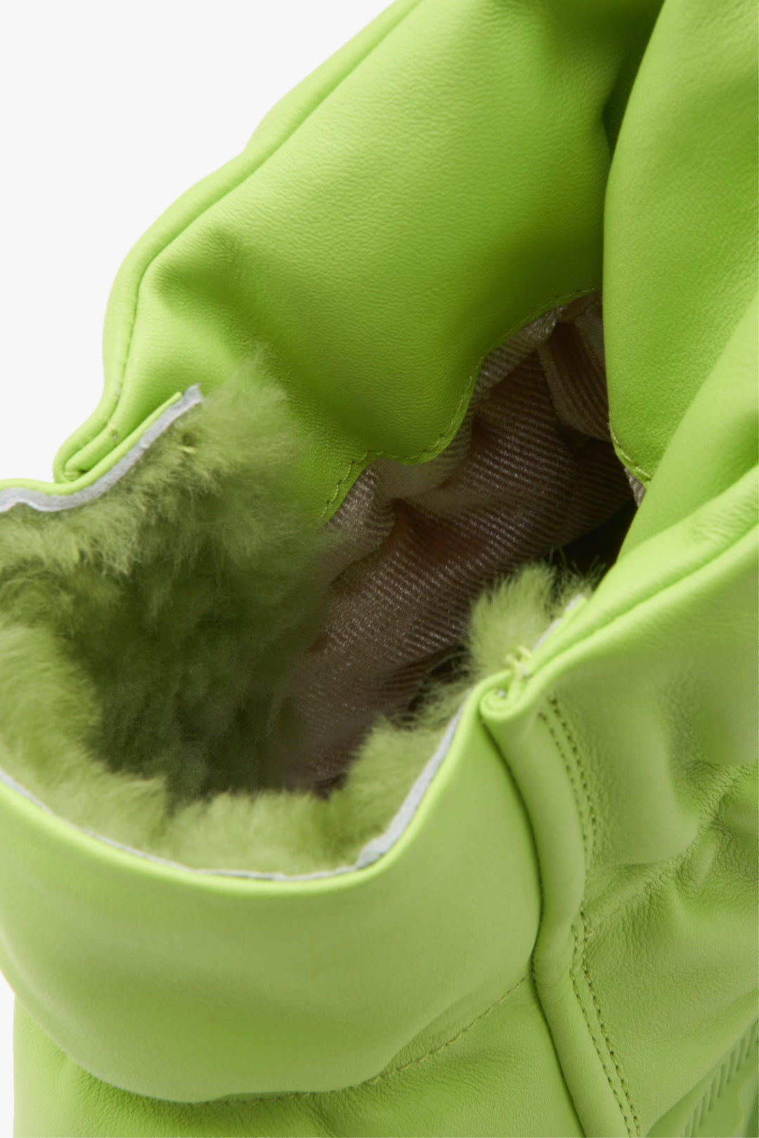 Damskie zielone śniegowce ze skóry naturalnej i puchu Estro - zbliżenie na miękki wsad.