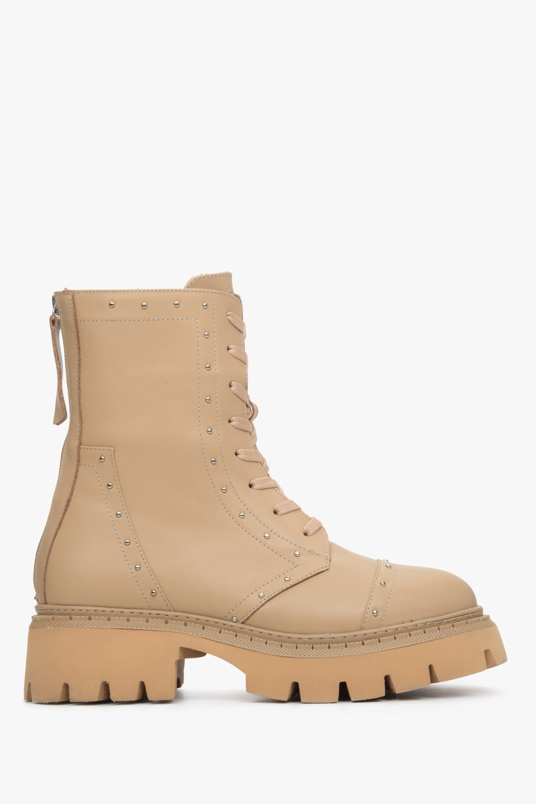 Skórzane beżowe botki damskie Estro z srebrnymi ćwiekami - profil buta.