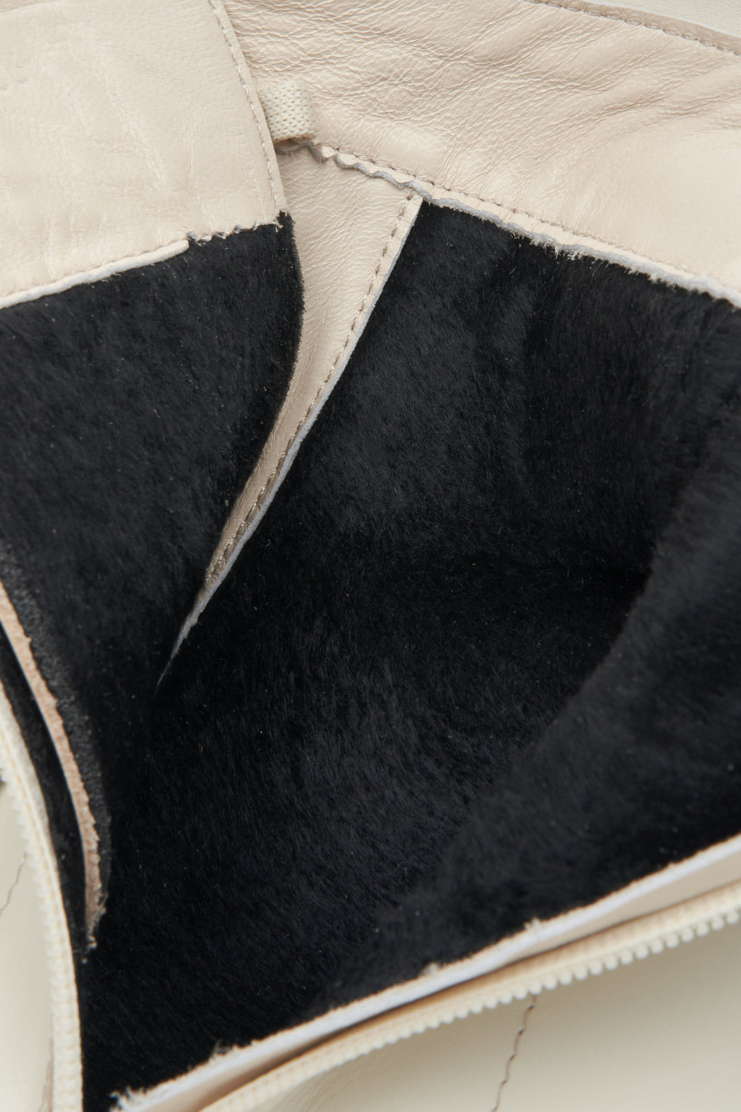 Damskie skórzane botki Estro w kolorze jasnobeżowym - zbliżenie na miękkie wypełnienie.