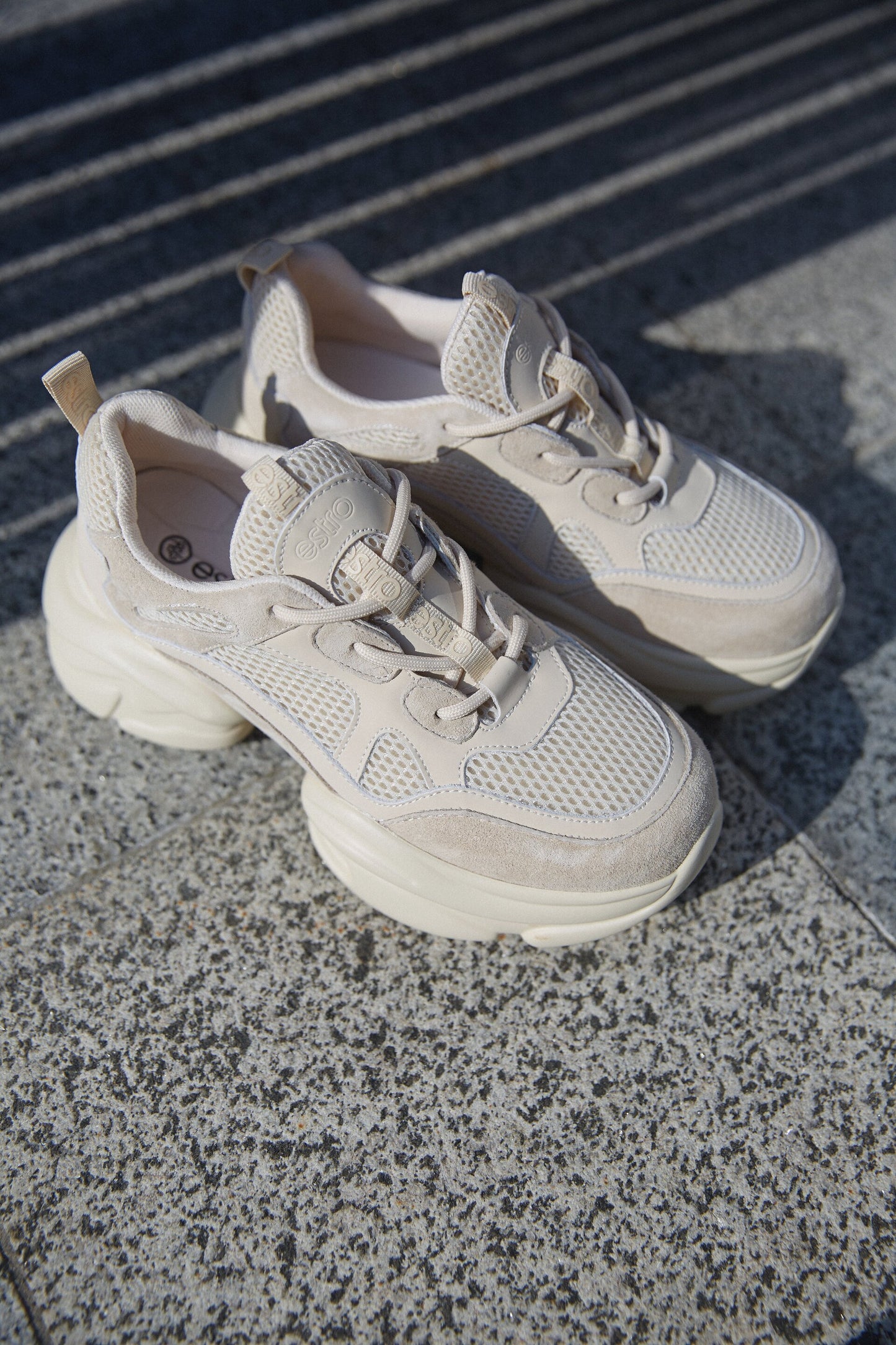 Beżowe sneakersy damskie z zamszu naturalnego z siateczką Estro ER00114170