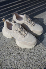 Beżowe sneakersy damskie z zamszu naturalnego z siateczką Estro ER00114170