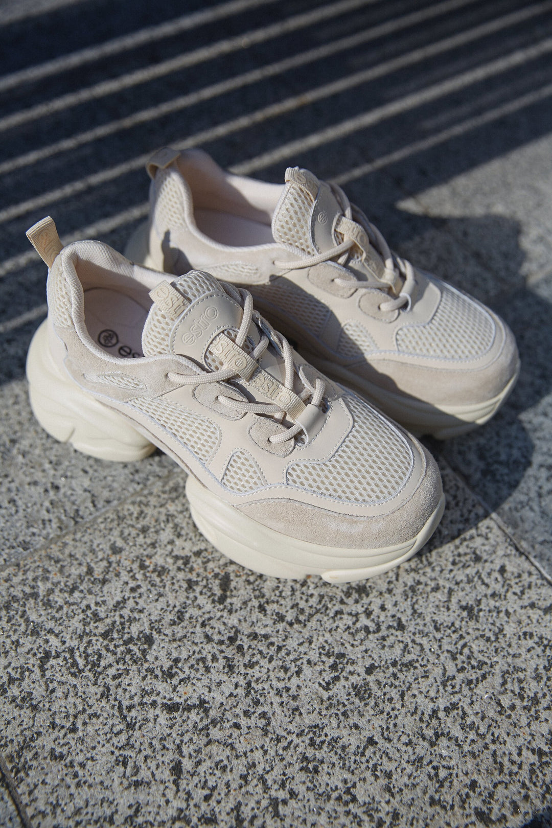 Beżowe sneakersy damskie z zamszu naturalnego z siateczką Estro ER00114170