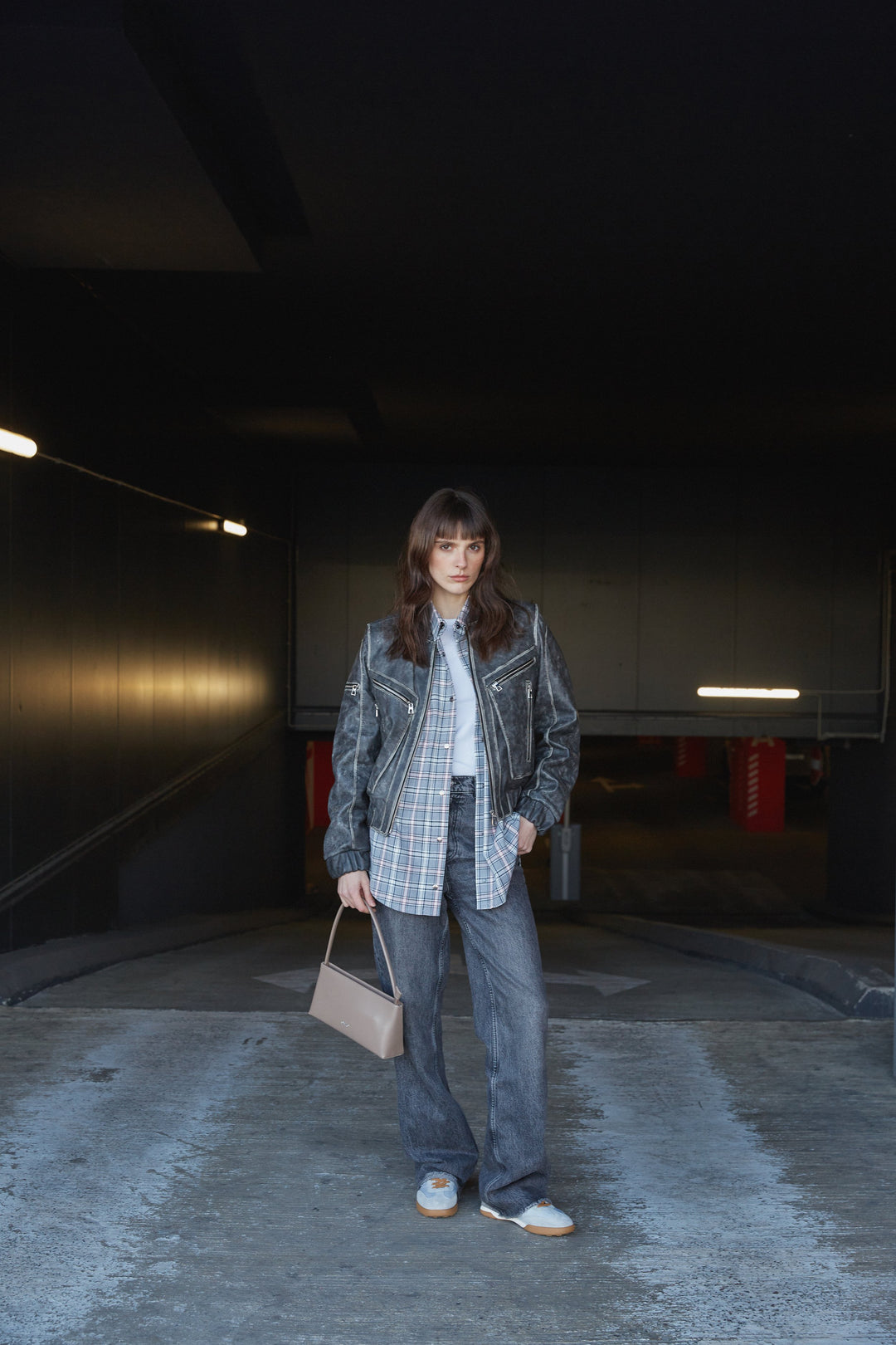 Beżowa torebka damska na ramię ze skóry Estro ER00114447