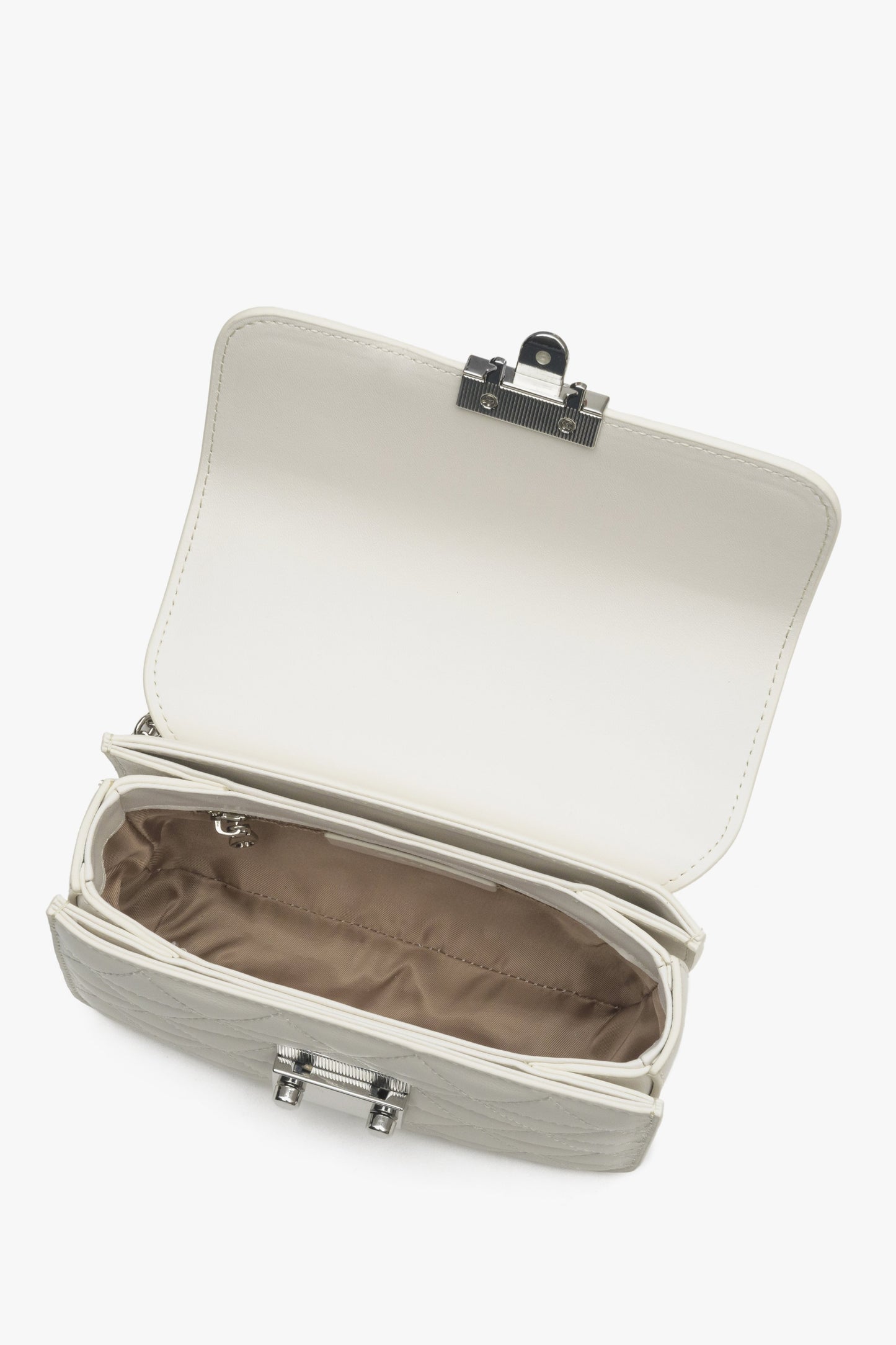 Biała torebka damska na ramię ze skóry naturalnej ze srebrnymi okuciamia - zbliżenie na wnętrze modelu.