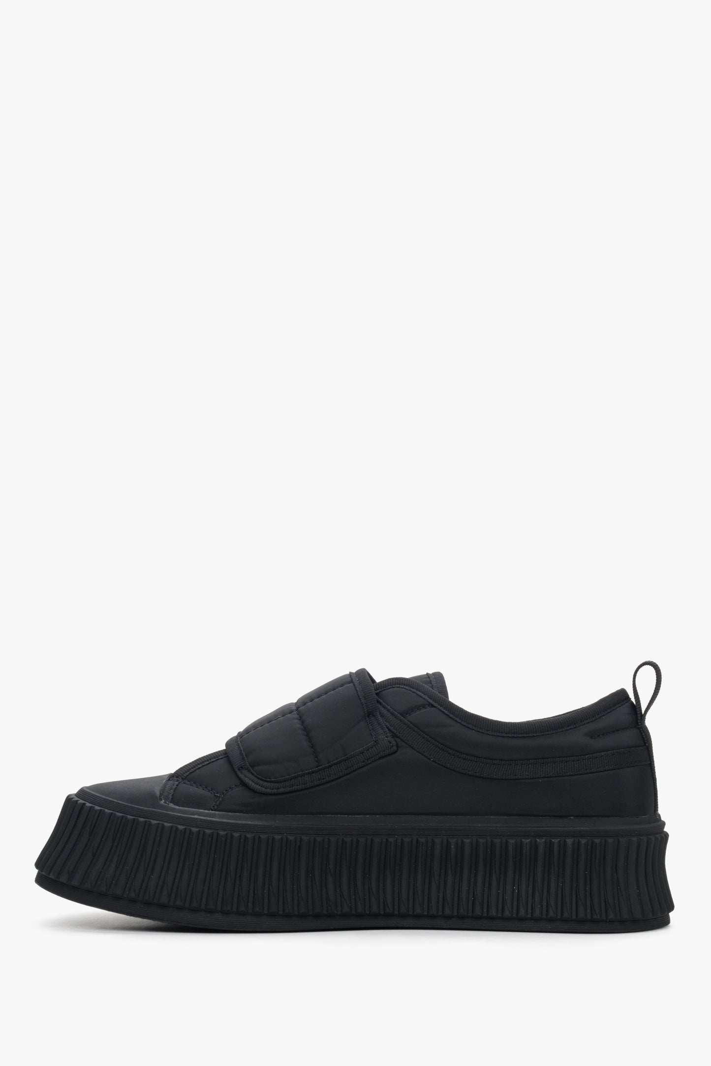 Czarne trampki damskie Estro z miękkich tekstyliów - profil buta.