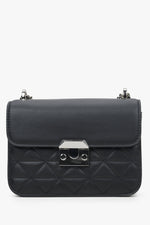 Czarna torebka damska na ramię z łańcuszkiem i srebrnymi okuciami Estro ER00114428