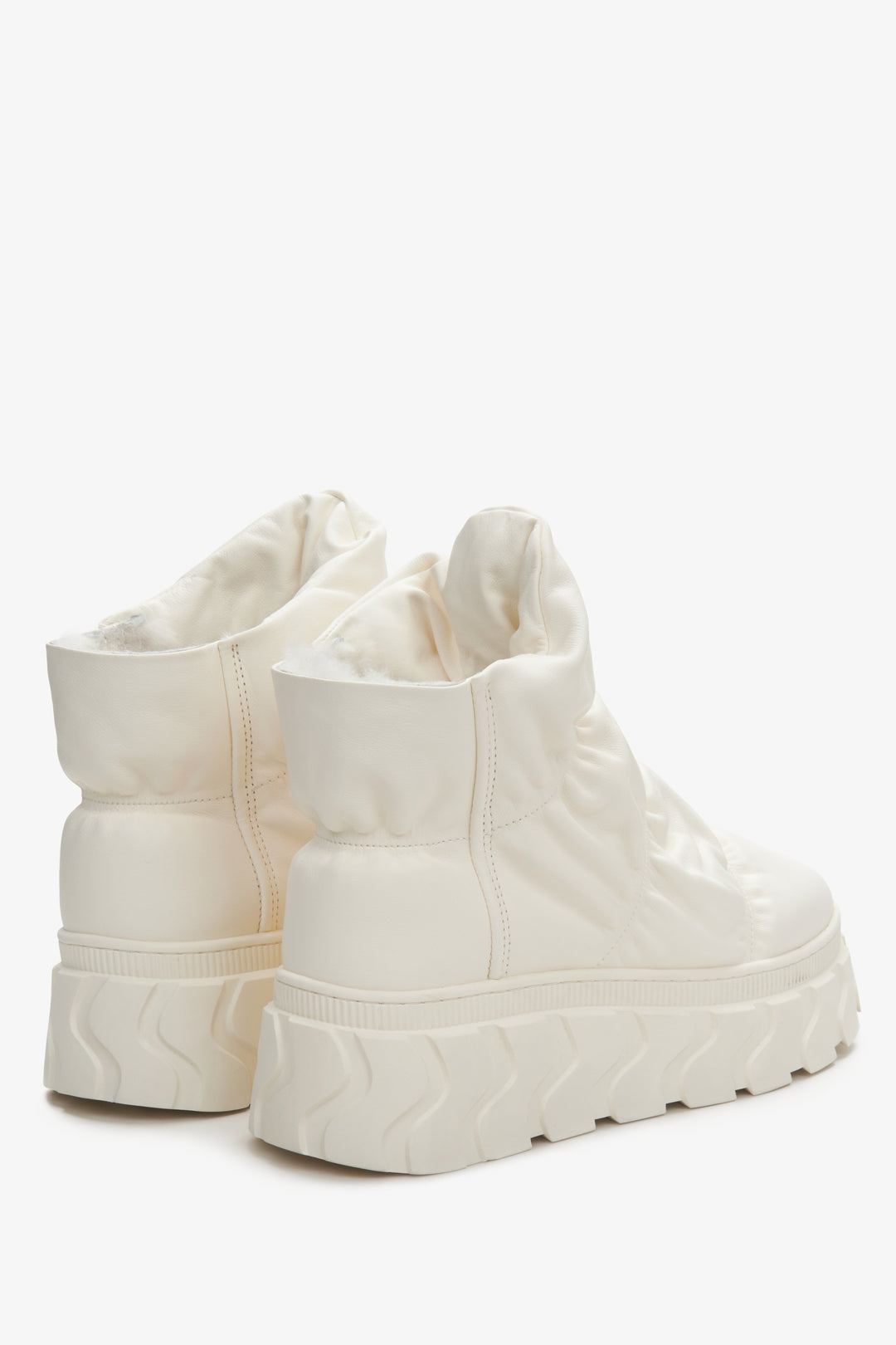 Śniegowce damskie w kolorze jasnobeżowym ze skóry i puchu - zbliżenie na zapiętek.