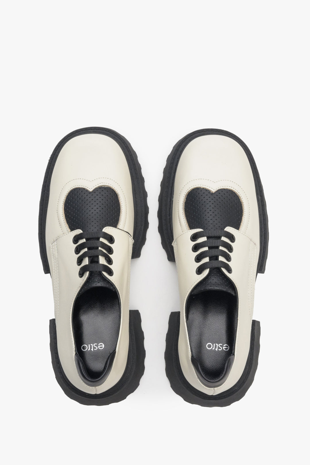 Skórzane beżowo-czarne półbuty damskie ze sznurowaniem Estro - prezentacja modelu z góry.