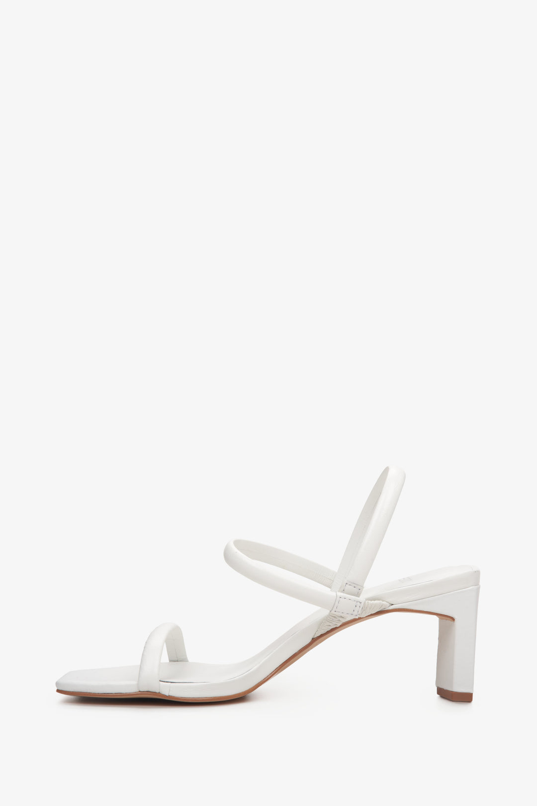 Damskie sandały na słupku ze skóry naturalnej w kolorze białym- profil.