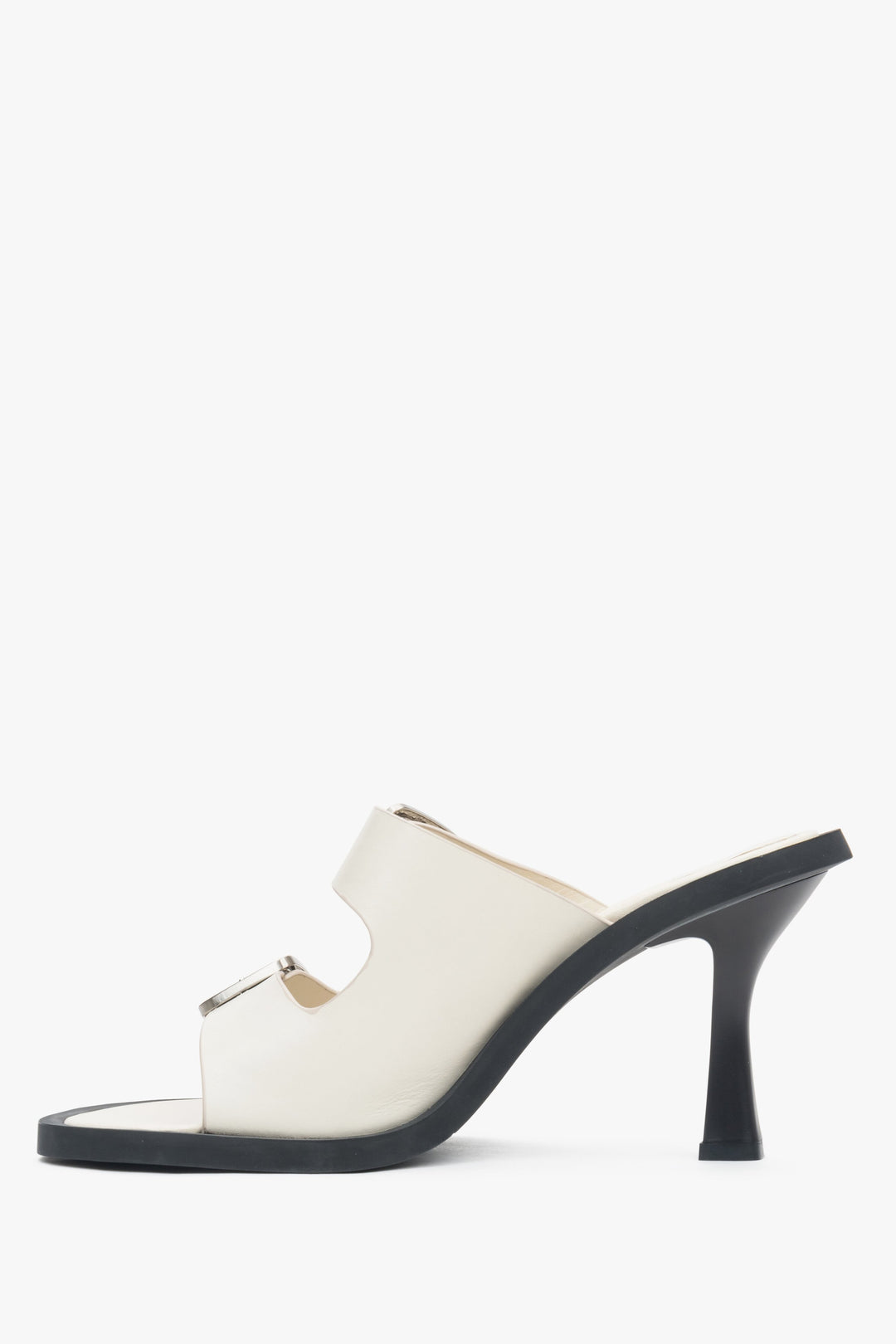 Białe klapki damskie na szpilce Estro z klamrą i czarną podeszwą - profil butów.