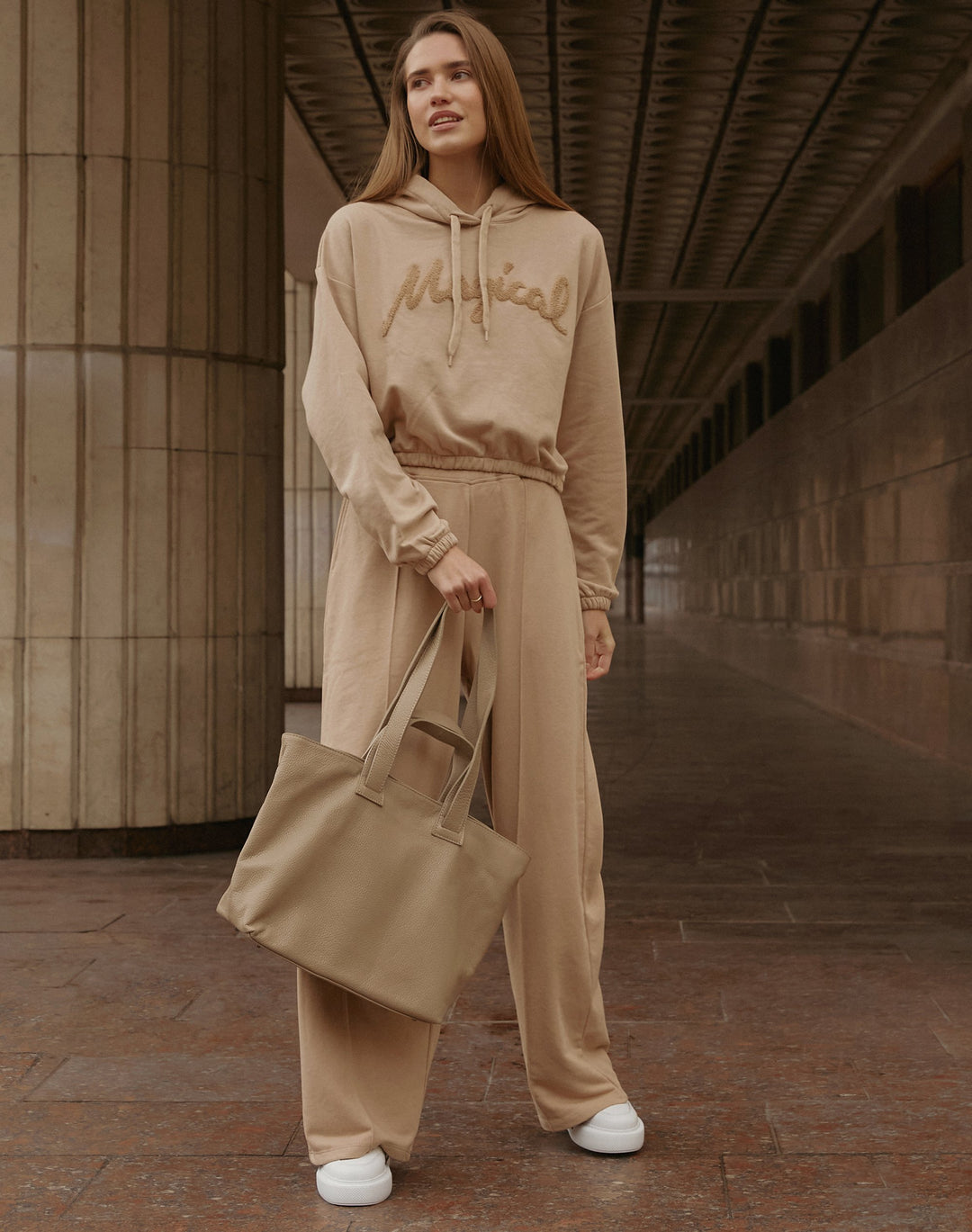 Beżowa duża torebka damska ze skóry naturalnej Estro - pełna stylizacja modelu.