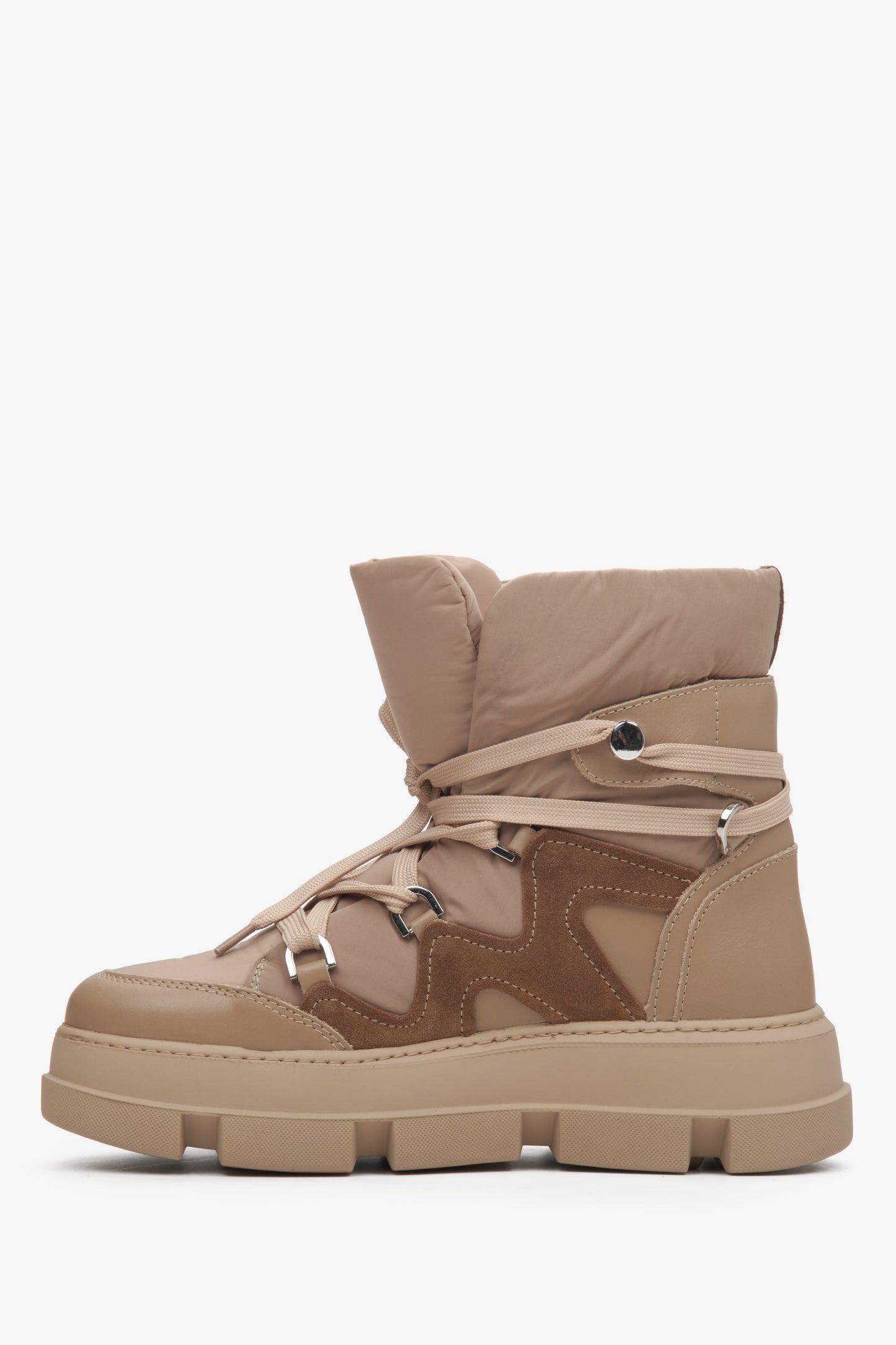 Zimowe botki damskie Estro ze sznurowaniem w kolorze brązowym - zbliżenie na profil buta.