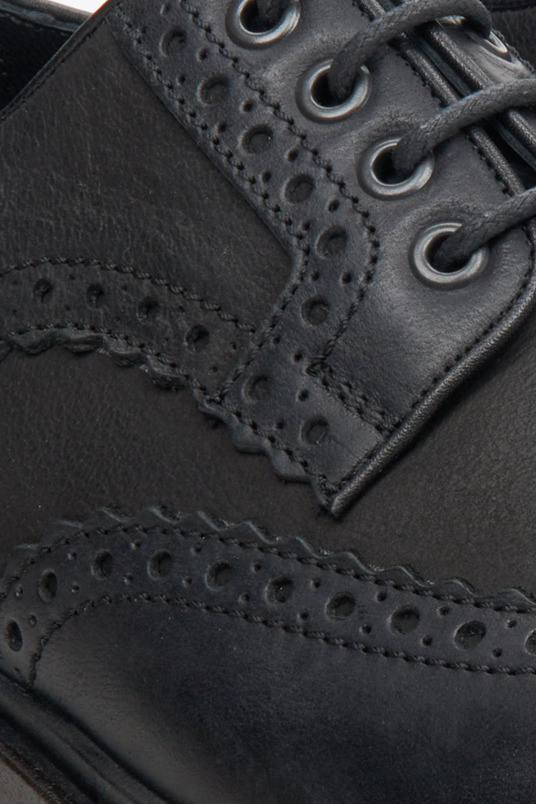 Męskie, skórzane półbuty typu oksford w kolorze czarnym - zbliżenie na detal.