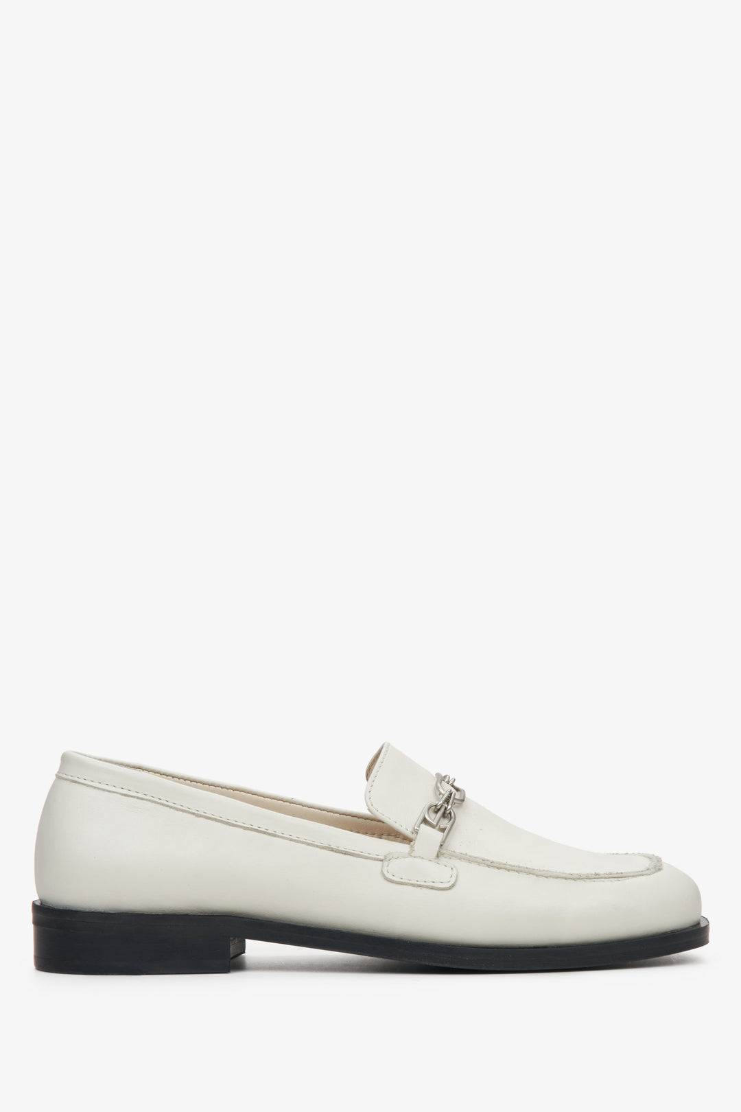 Mleczno-beżowe skórzane mokasyny damskie ze sprzączką Estro ER00114675