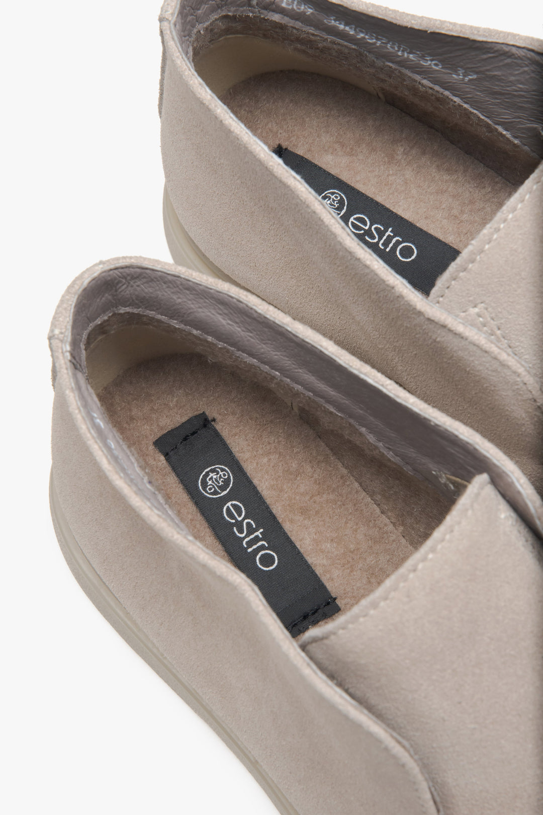 Beżowe loafersy na platformie dla kobiet od Estro, uszyte z luksusowego, naturalnego zamszu włoskiego pochodzenia.
