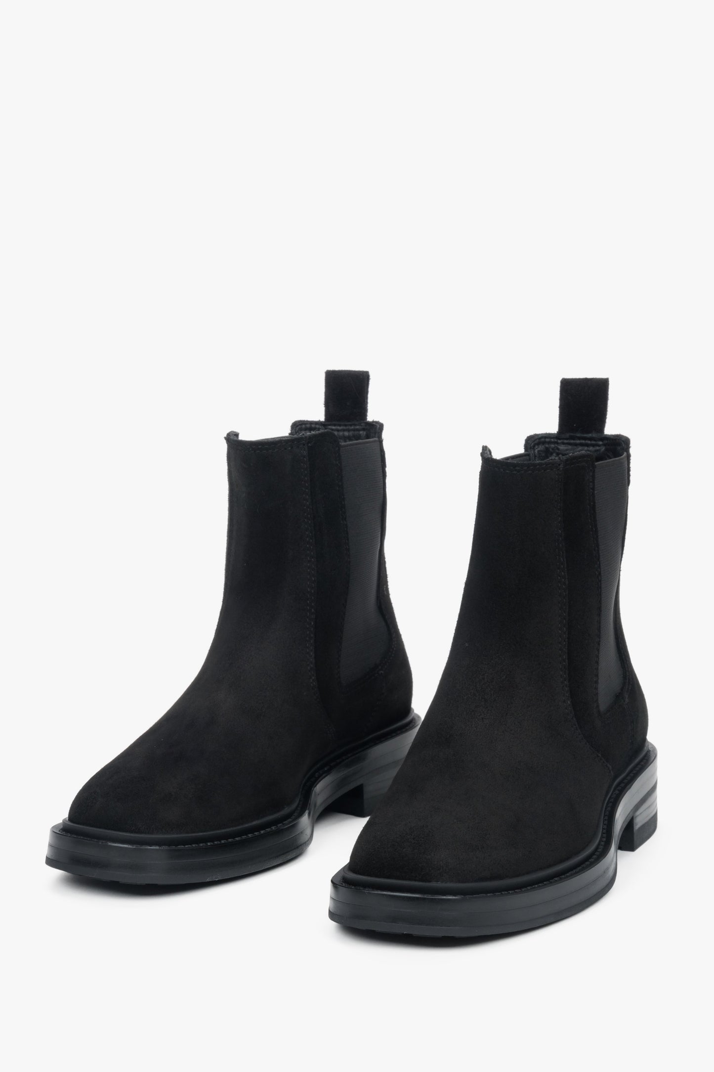 Wysokie czarne sztyblety z gładkiej skóry licowej, z elastycznymi wstawkami po bokach i pętelką ułatwiającą zakładanie.