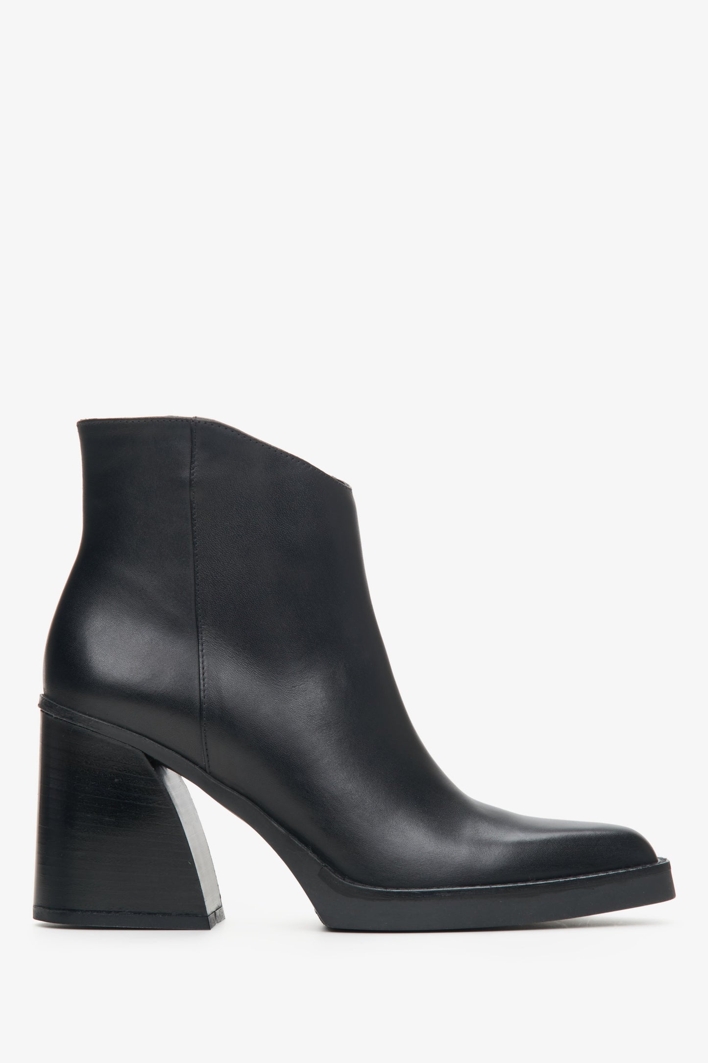 Botki damskie na obcasie ze skóry naturalnej w kolorze czarnym.