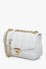 Biała skórzana torebka damska z łańcuszkiem i pikowaniem Estro ER00111577