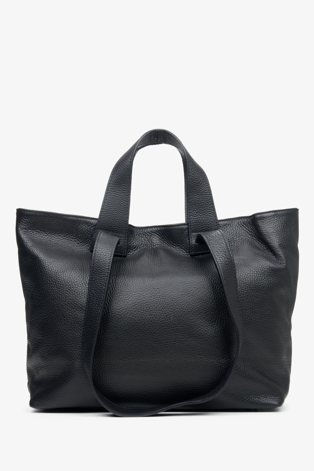 Duża, czarna torebka damska o kroju shopperki w kolorze czarnym.