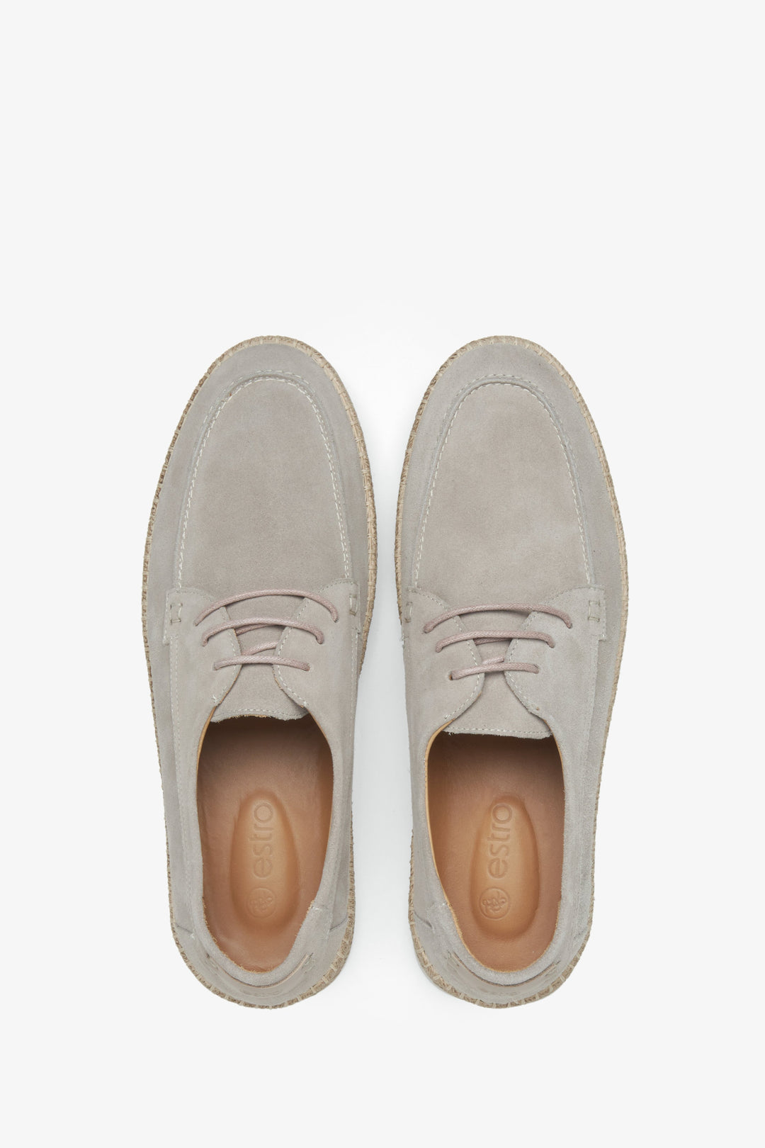 Sznurowane mokasyny męskie Estro w kolorze beżowym - prezentacja modelu z góry.