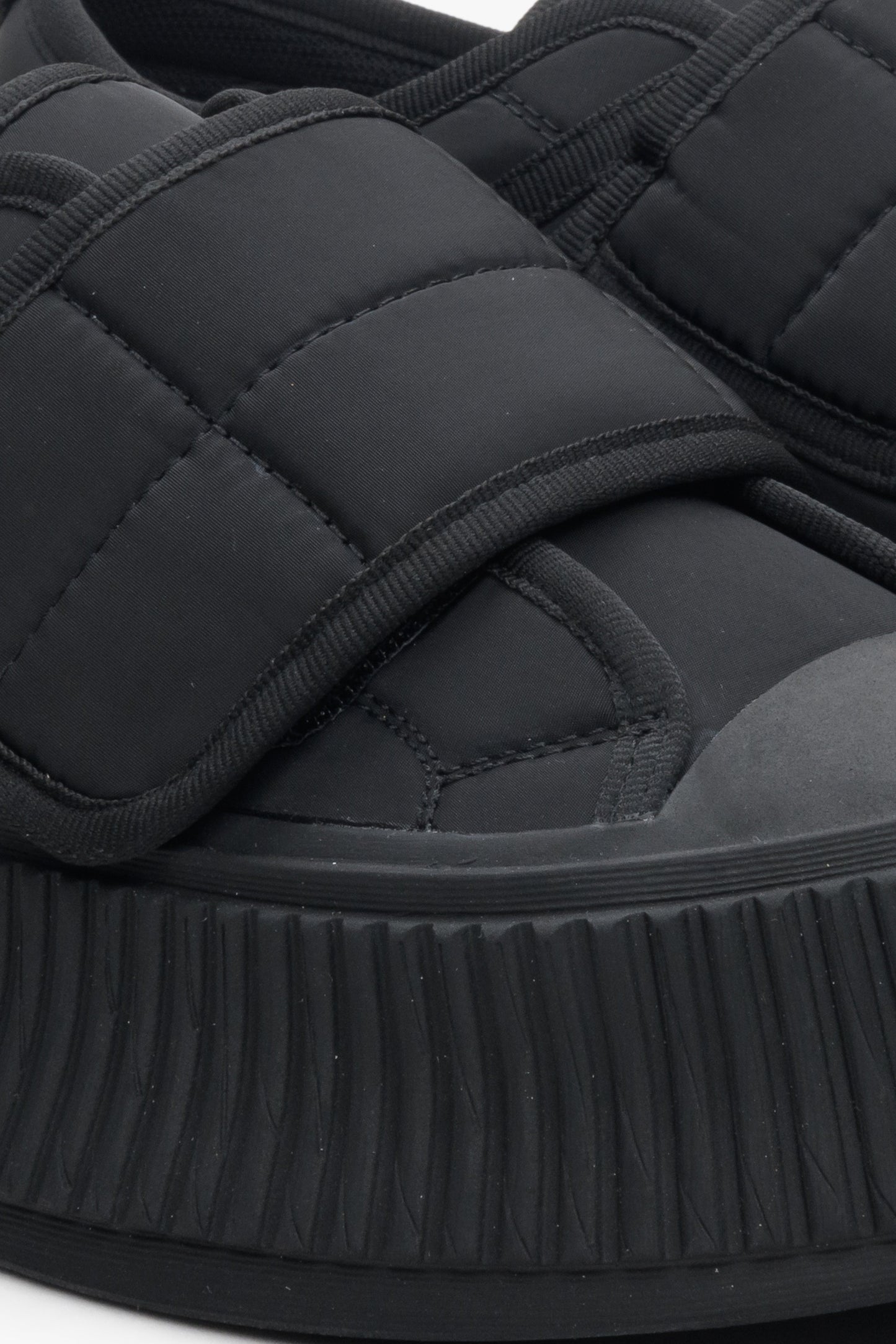 Tekstylne czarne trampki damskie na rzep Estro - zbliżenie na detale.