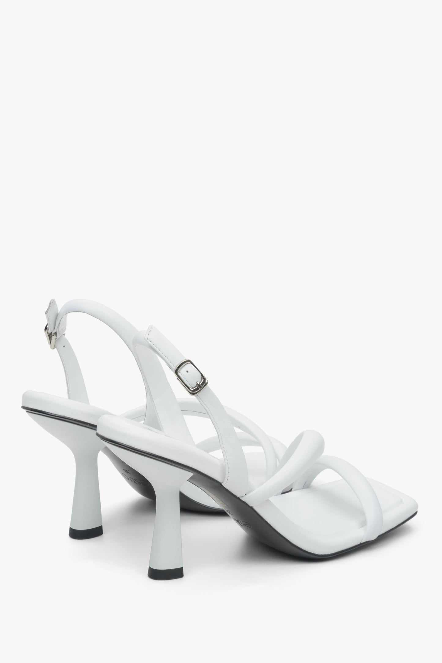 Damskie, skórzane sandały na wysokim obcasie Estro w kolorze białym - zbliżenie na obcas i linię boczną butów.