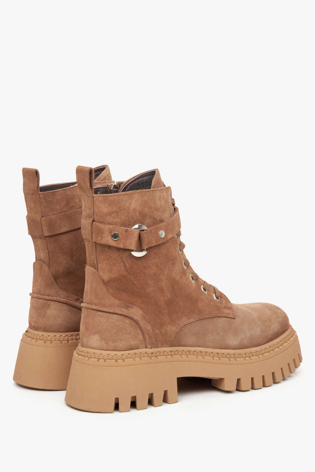 Botki damskie z weluru naturalnego Estro - zbliżenie na zapiętek buta.