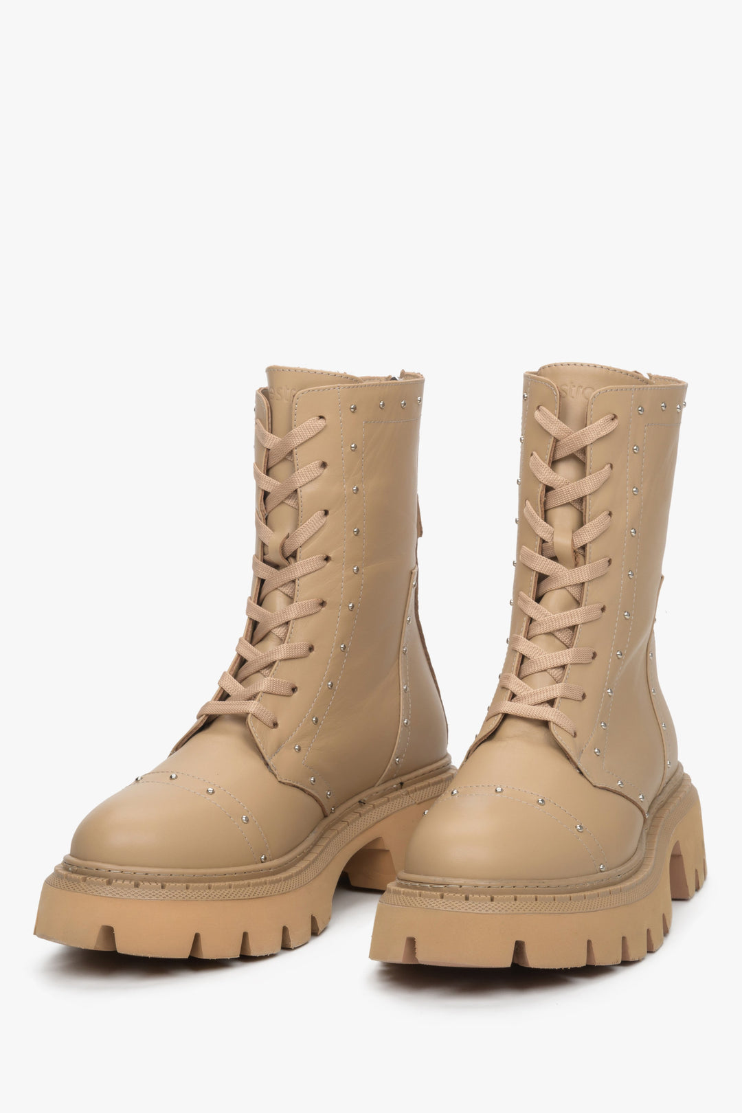 Damskie skórzane botki Estro w kolorze beżowym - prezentacja modelu z przodu.