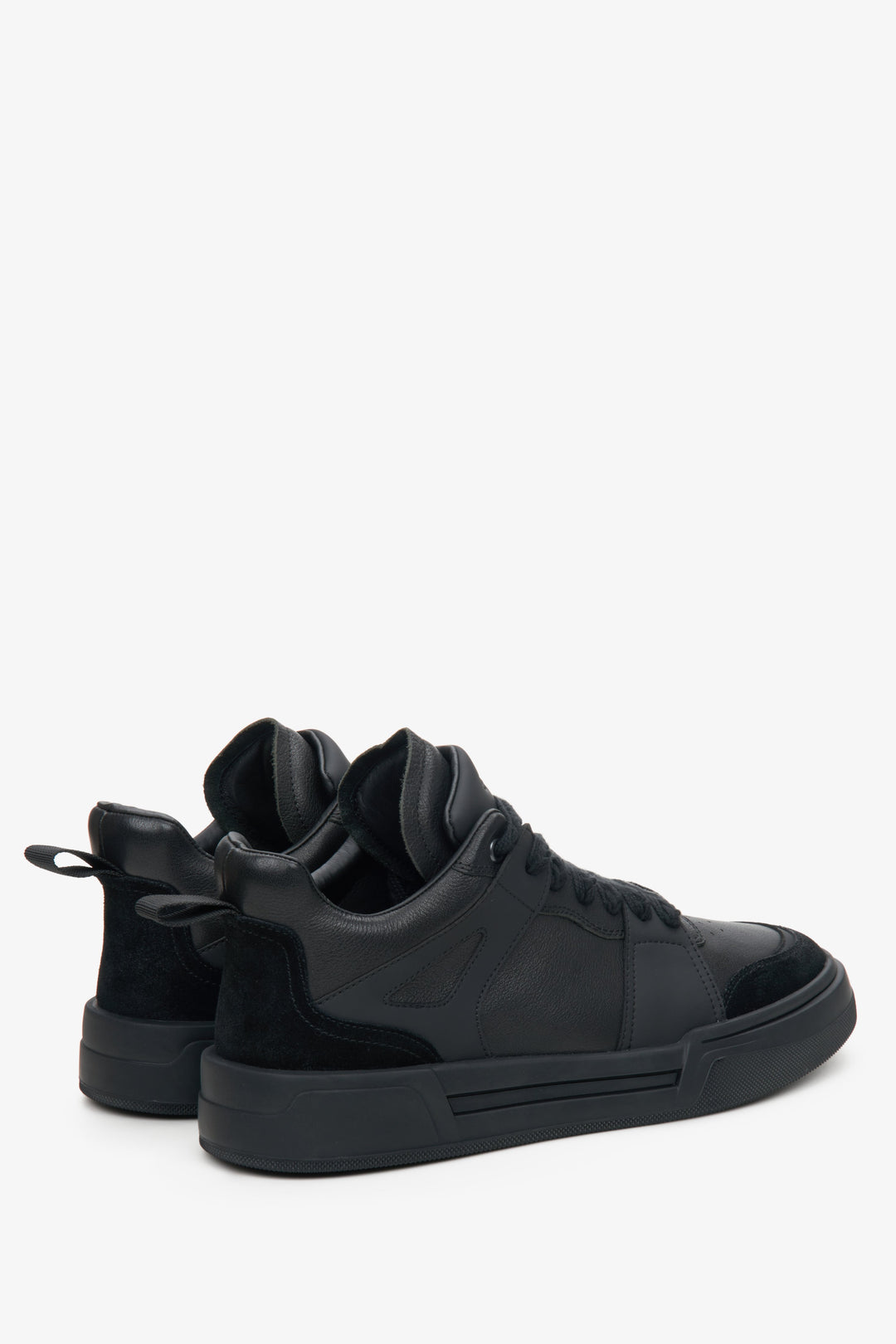 Męskie, wysokie sneakersy Estro w kolorze czarnym ze skóry i zamszu - zbliżenie na linię boczną i zapiętek.