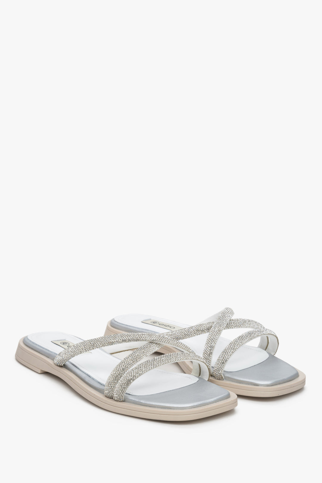 Srebrne klapki damskie z cyrkoniami Estro na płaskim obcasie.