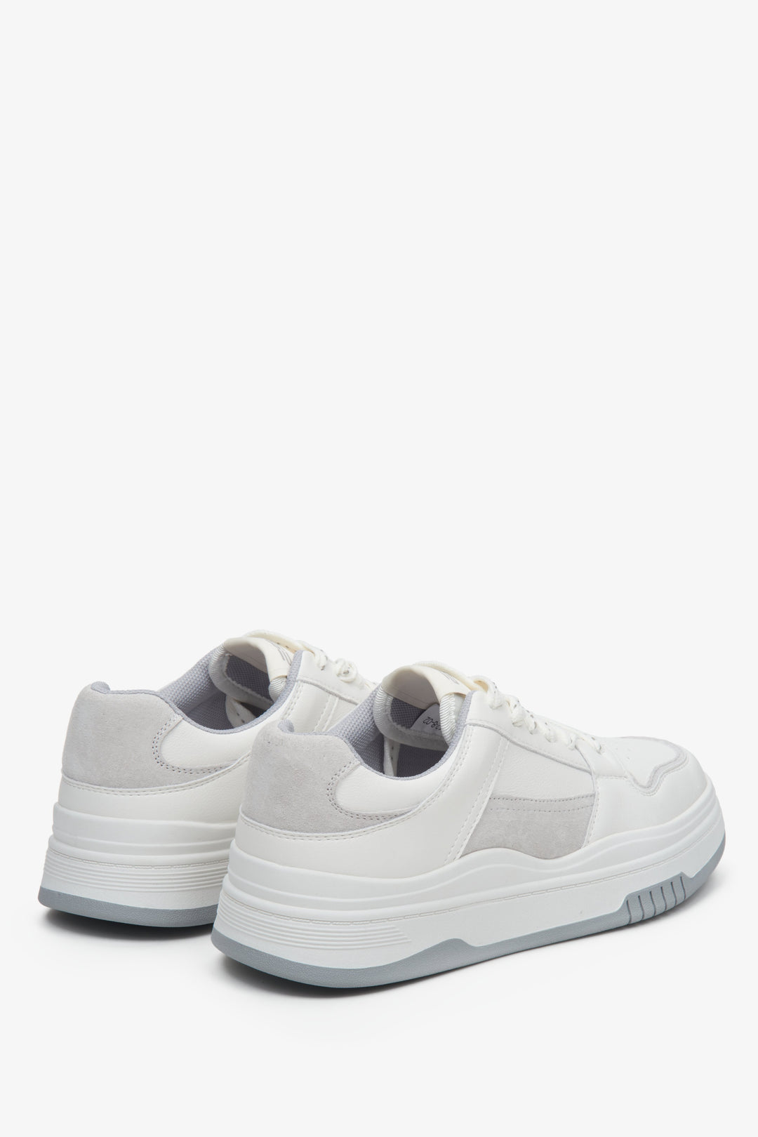 Sportowe, biało-szare trampki damskie ES 8 ze sznurowaniem - zbliżenie na tył buta i zapiętek.