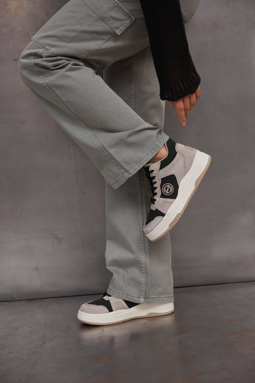 Szaro-czarne wysokie sneakersy damskie ze skóry i zamszu Estro ER00114288