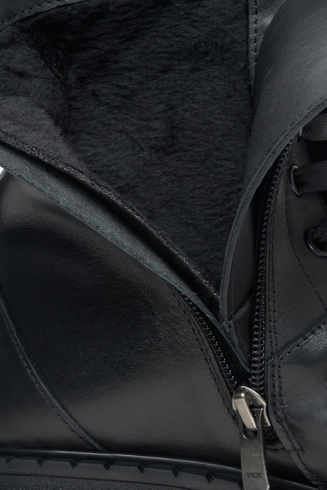 Czarne botki damskie ze skóry naturalnej Estro - zbliżenie do wnętrza buta.