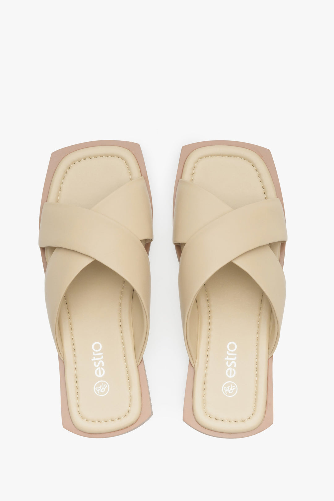 Klapki damskie na lato ze skóry naturalnej w kolorze beżowym Estro - prezentacja modelu z góry.