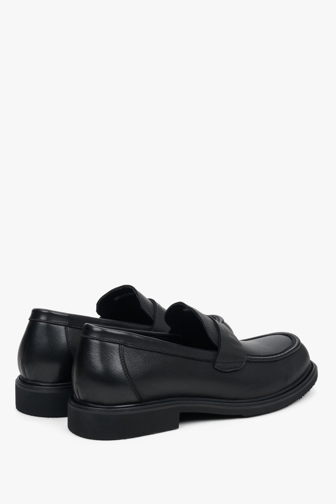 Męskie, skórzane mokasyny w kolorze czarnym Estro - zbliżenie na zapiętek i linię boczną buta.
