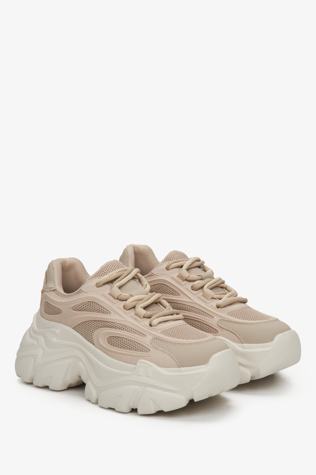 Damskie sneakersy ES 8 w kolorze jasnobrązowym na grubej podeszwie ze sznurowaniem.