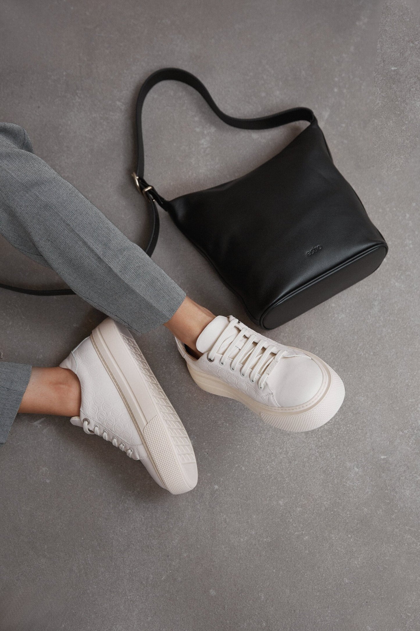 Czarna torebka na ramię typu worek ze skóry naturalnej Estro ER00114430