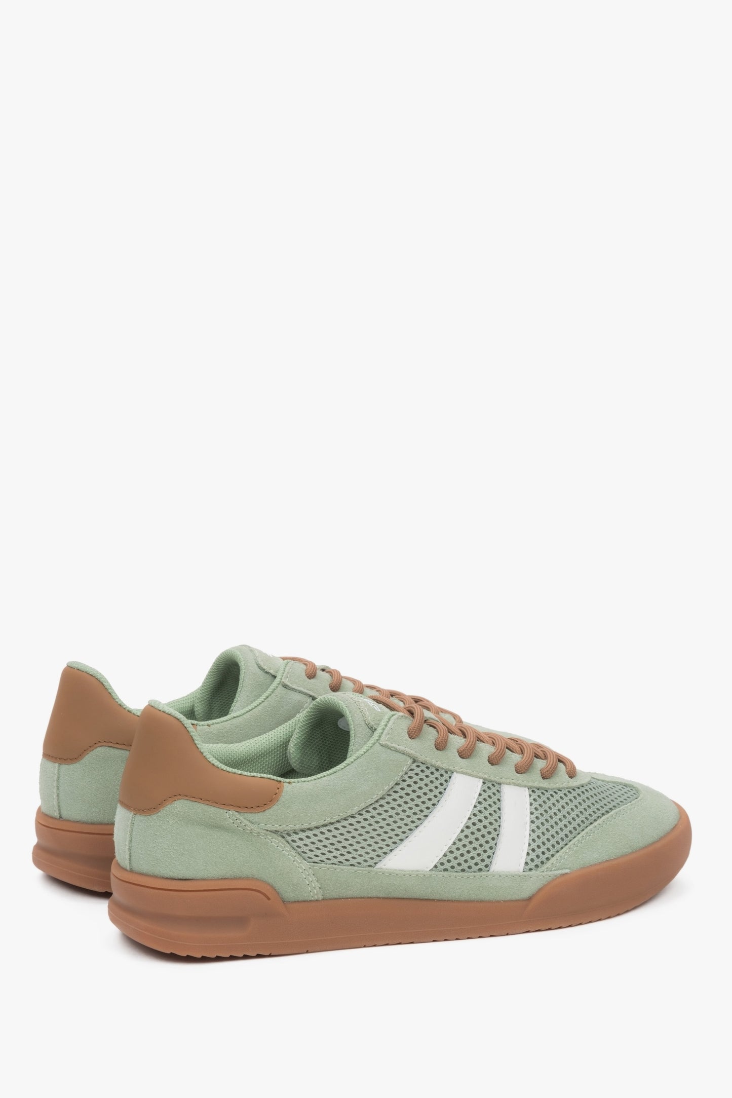 Trampki damskie z weluru naturalnego i przewiewnej siateczki w odcieniu zielonym - zbliżenie na zapiętek butów.