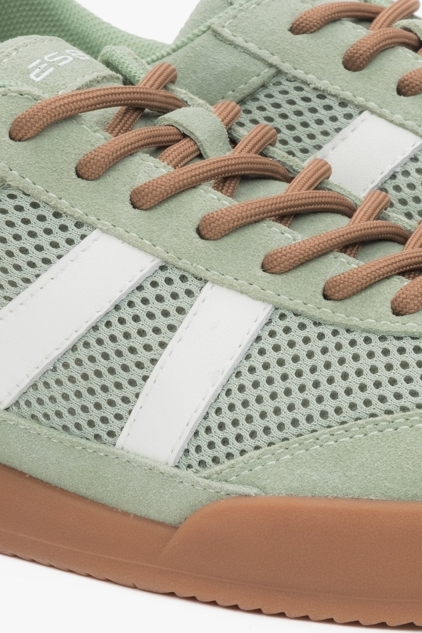 Welurowe trampki damskie ES8 w zielonym kolorze z oddychającą siateczką - zbliżenie na detale.