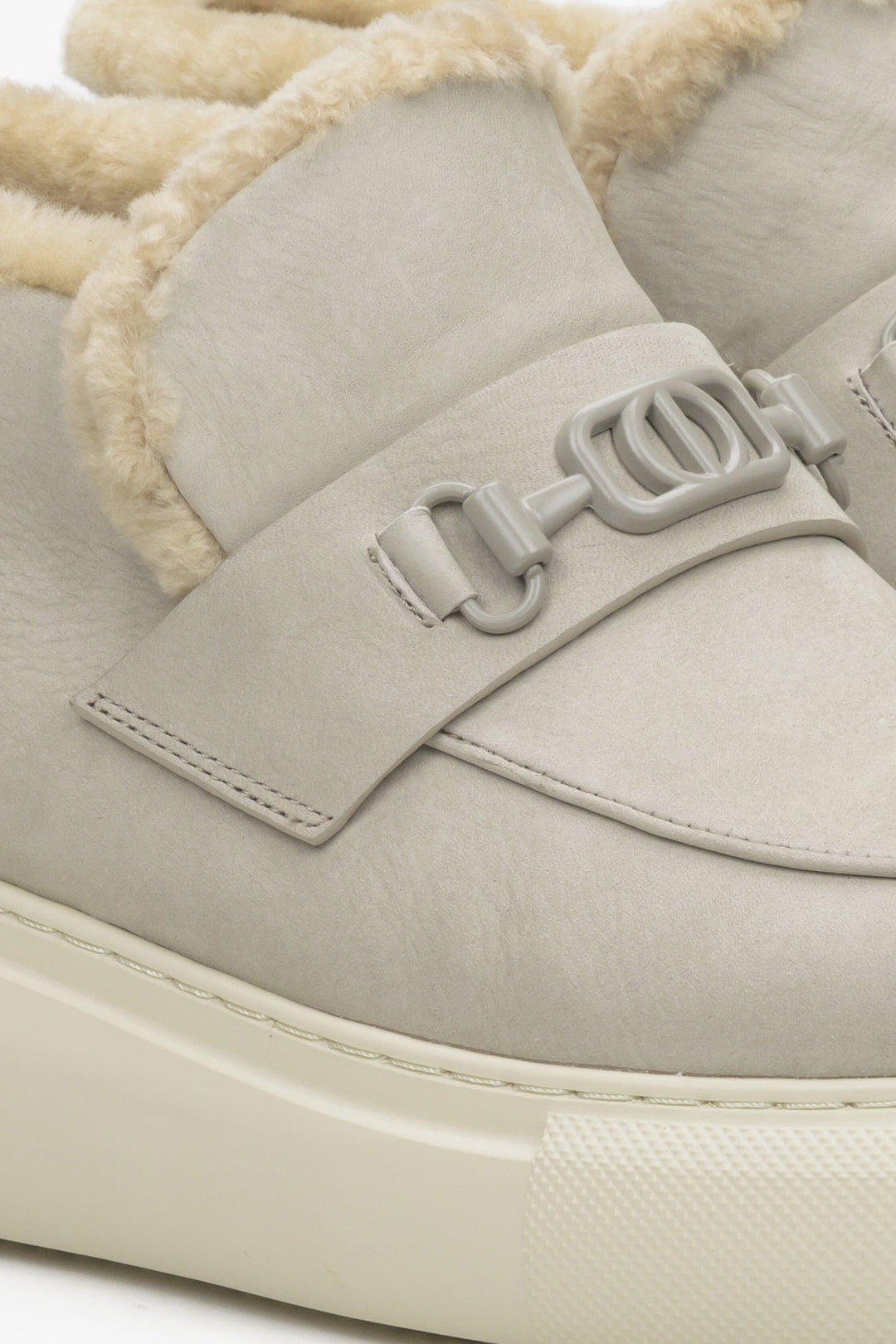 Niskie, szare botki damskie na zimę z miękkiego nubuku, marka Estro.