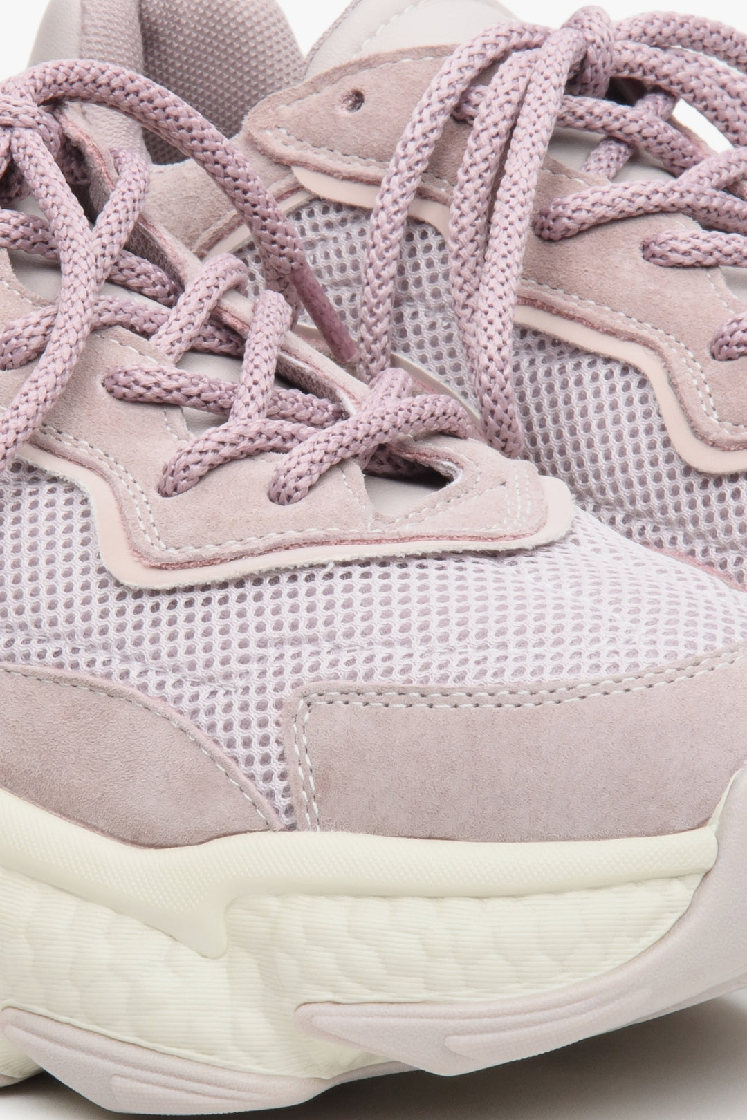 Sneakersy damskie w kolorze jasnofioletowym z zamszu i tekstyliów na grubej podeszwie - zbliżenie na detale.