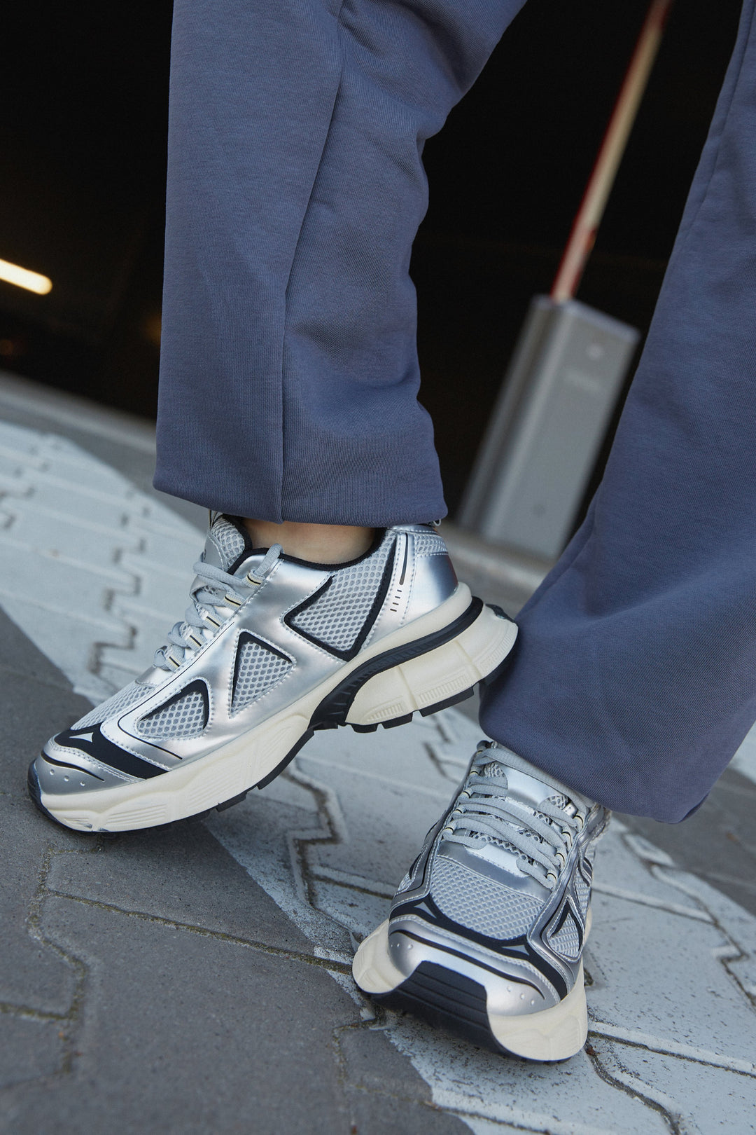 Srebrno-czarne sneakersy damskie na elastycznej platformie ES 8 ER00114598