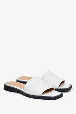 Białe klapki damskie ze skóry naturalnej Estro.