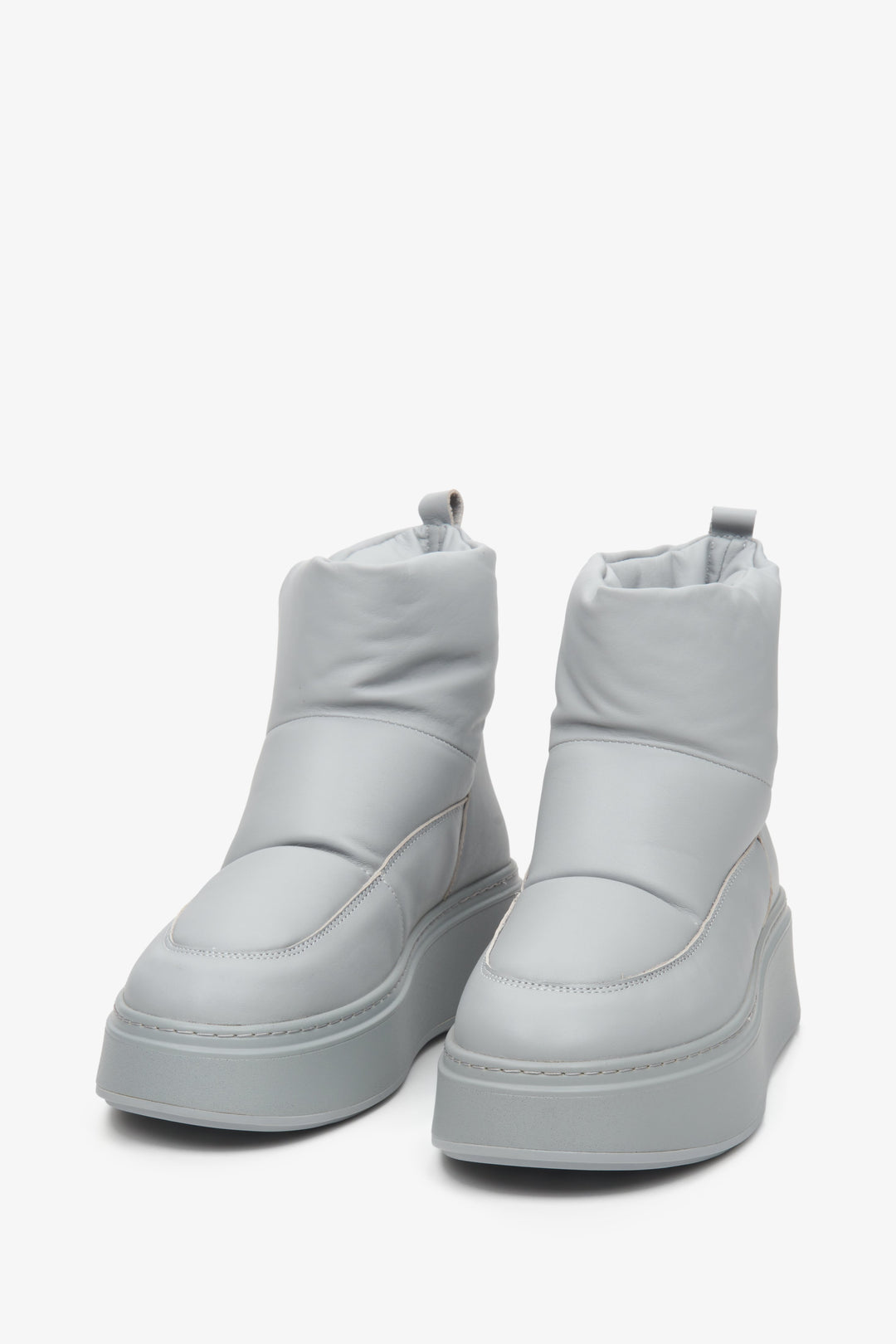 Zimowe śniegowce damskie Estro ze skóry naturalnej z futrem naturalnym w kolorze szarym.