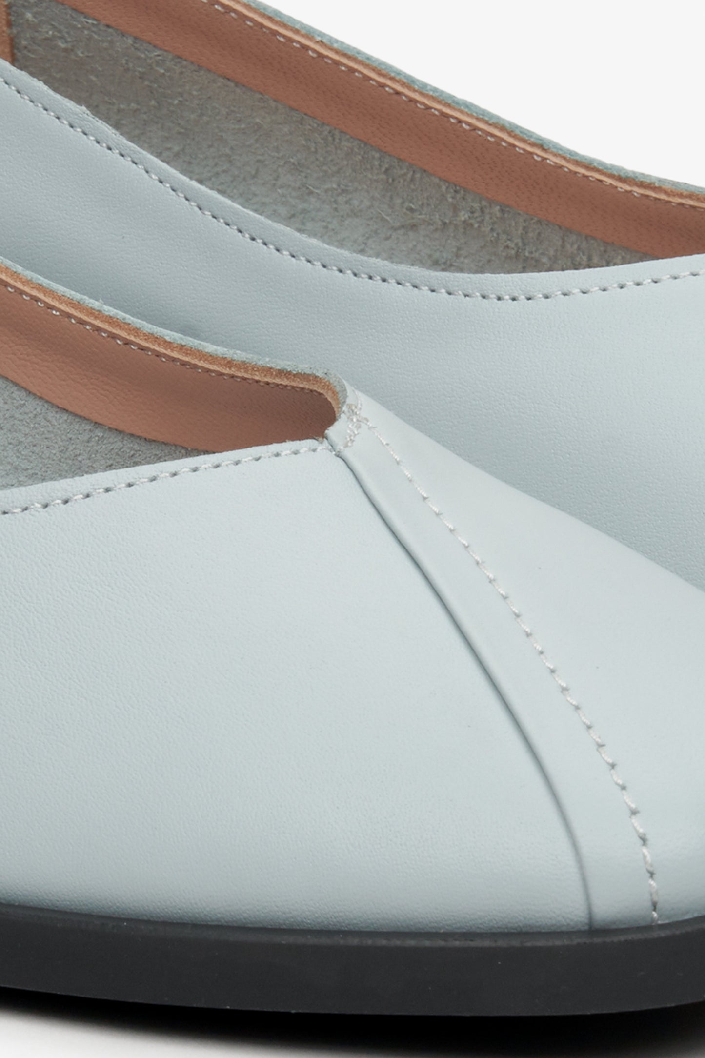 Damskie, skórzane mokasyny na obcasie Estro - zbliżenie na system przeszyć.